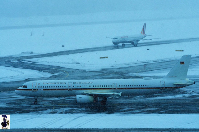 Schneefall legt Flughafen lahm