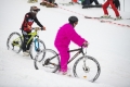 Buntes Mountainbike-Schneerennen